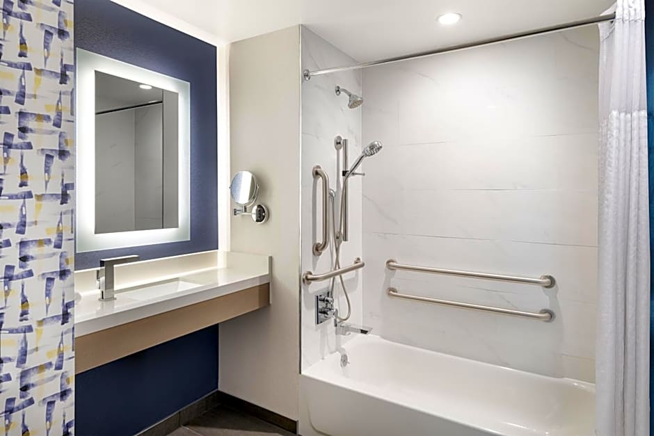 DoubleTree by Hilton Long Island City, NY