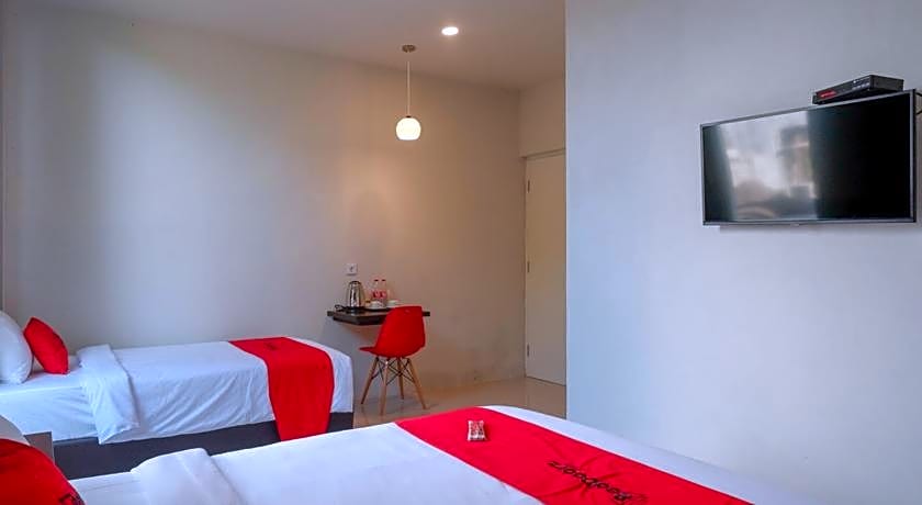 RedDoorz Plus near Solo Baru