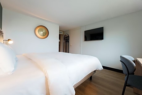 Standard Room - 1 Queen Bed