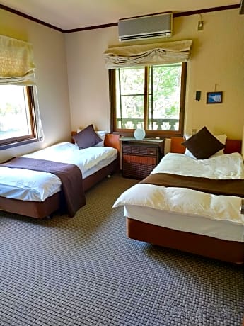 Standard Twin Room with Shared Bathroom