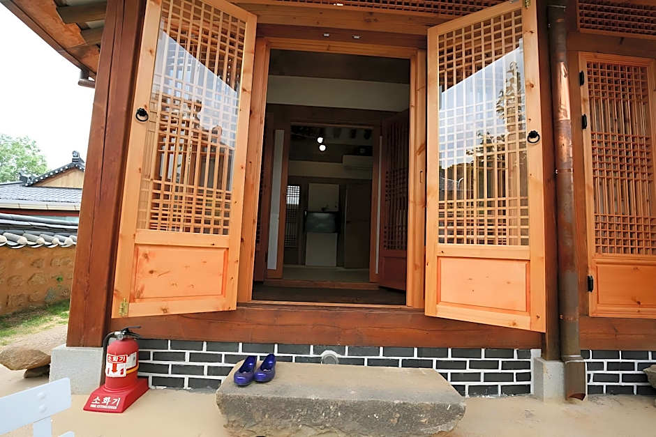 Gaeunchae Hanok Guesthouse Jeonju 2 (Korea Quality)
