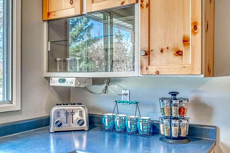 Boho Retreat w/King Bed on Bow River Pathway