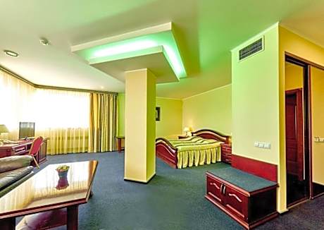 Deluxe Suite with Spa Bath