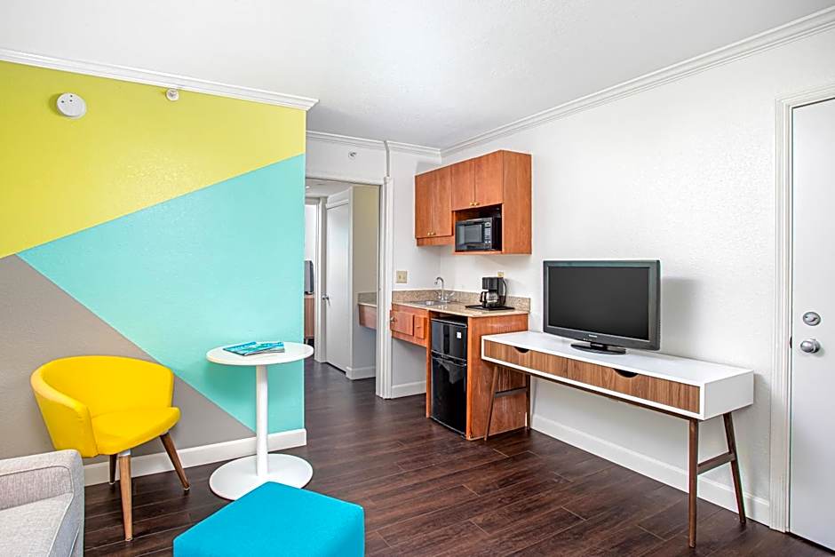 Beachside Hotel and Suites