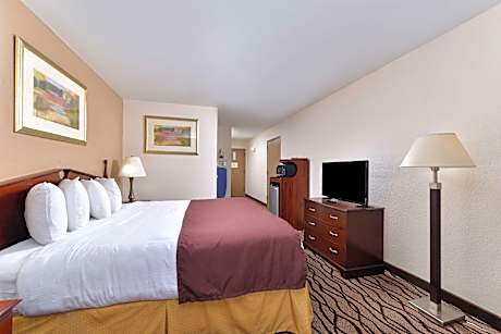 1 King Bed Deluxe Non-Smoking