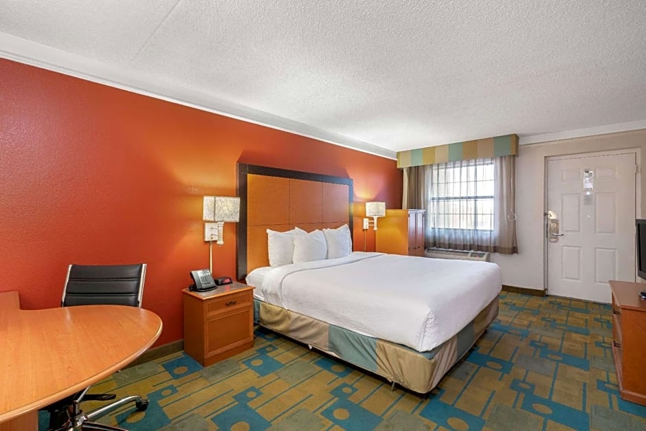 La Quinta Inn & Suites by Wyndham Phoenix Sky Harbor Airport