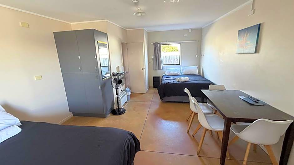 Beachcomber Lodge & Backpacker