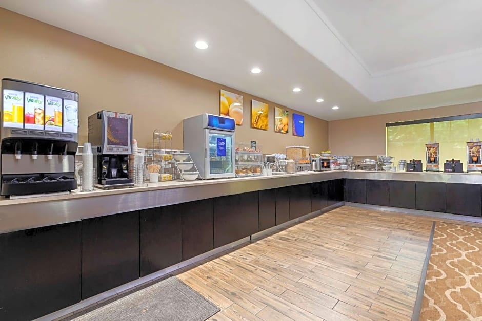 Comfort Inn & Suites Near Six Flags & Medical Center