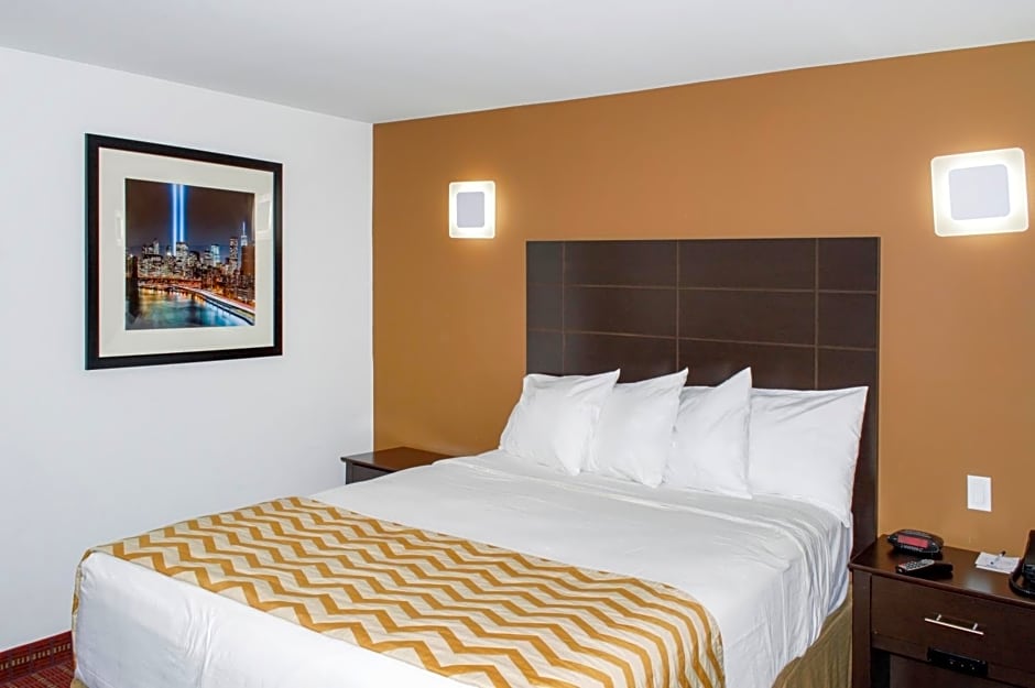 Travelodge by Wyndham Manhasset