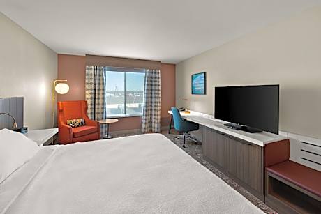 1 King Bed Whirlpool Suite
