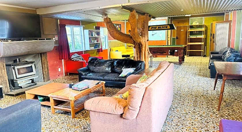 The Crossing Lodge and Backpackers