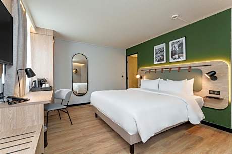 Premium Room - 1 Queen Bed