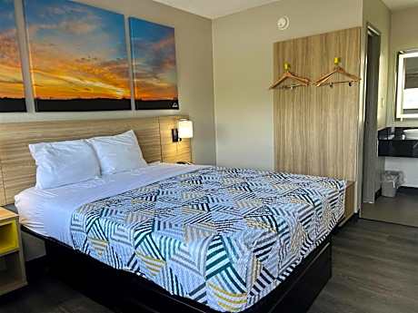 Queen Room - Non-Smoking