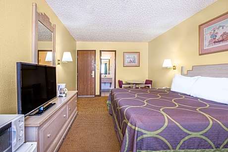 1 Queen Bed Studio Suite Non-Smoking