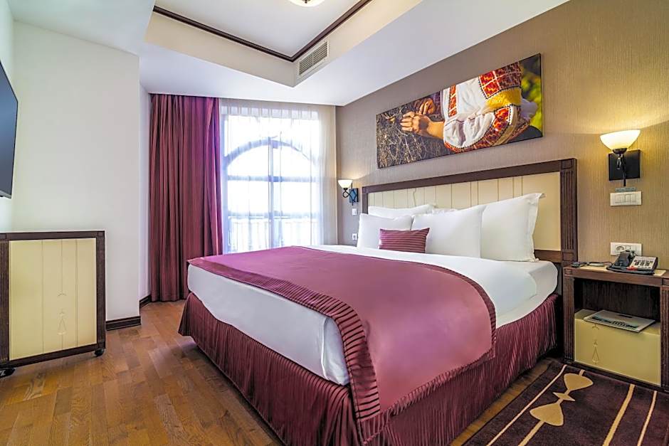 Photo 1 of 7 of Executive Suite