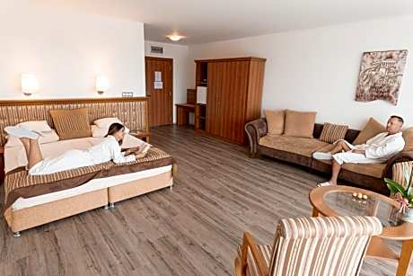 Family Room (2 Adults + 2 Children)