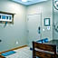Outdoor Pool, 3 Hot tubs, Gym Warm and Welcoming