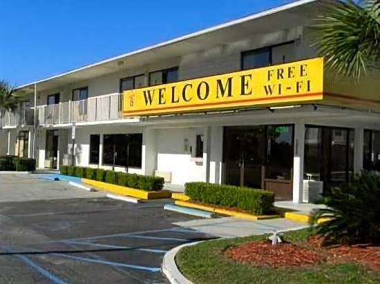 Super 6 Inn & Suites