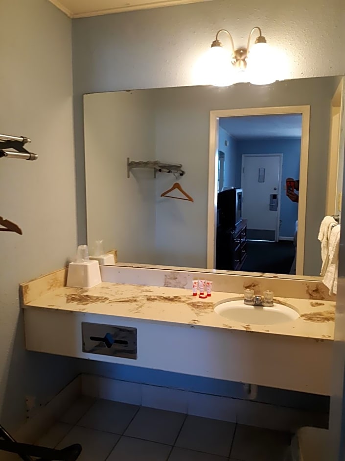 Rest Inn - Extended Stay, I-40 Airport, Wedding & Event Center