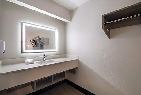 Non-Smoking Deluxe 2 Full Bed (with microfridge)