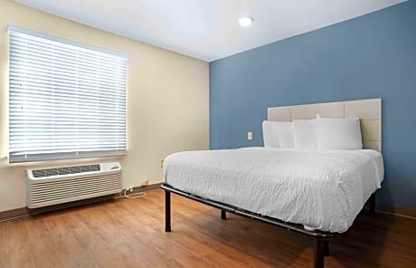 Queen Room with Roll-In Shower - Accessible/Non Smoking