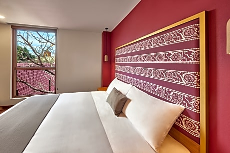 ONE QUEEN BED