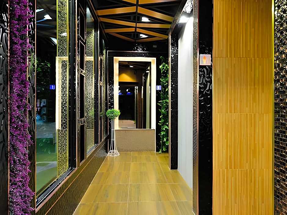 The Breton Hotel (Media)