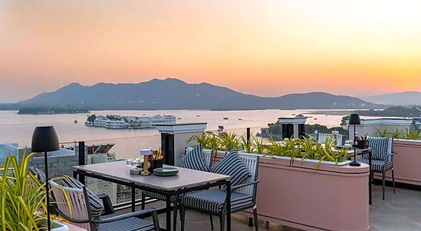 The Red Pier - My Downtown Hotels