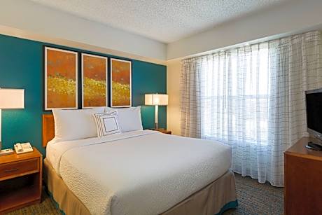 2 Bedroom Suite, Bedroom 1: 1 Queen, Bedroom 2: 1 Queen, Sofa bed