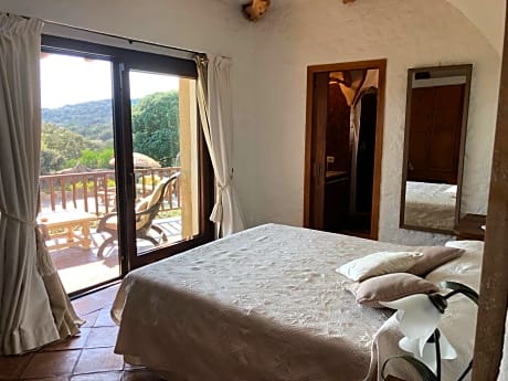 Deluxe Double Room (2 Adults + 1 Child)