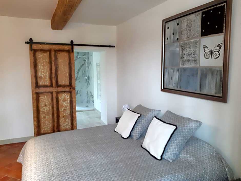 LE MAS DES FLANERAIES