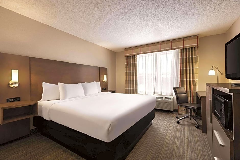 Country Inn & Suites by Radisson, Forest Lake, MN