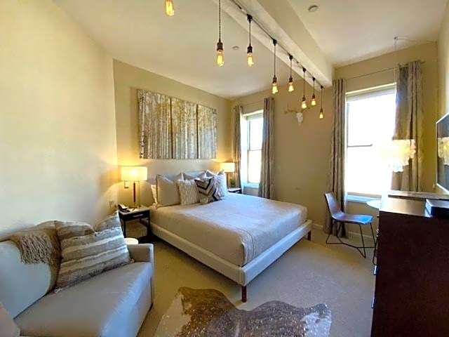 Independence Square 304, Stylish Hotel Room with Downtown Views & Great Location