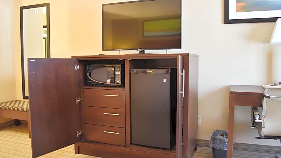 Holiday Inn Express Golden-Kicking Horse By IHG