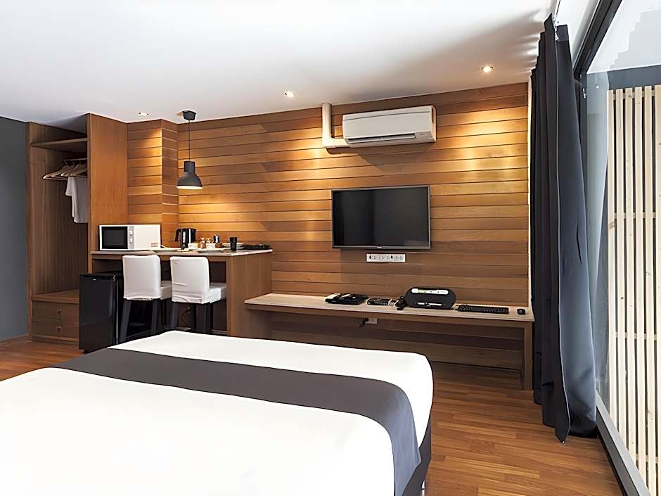 5ive Beach House Hotel