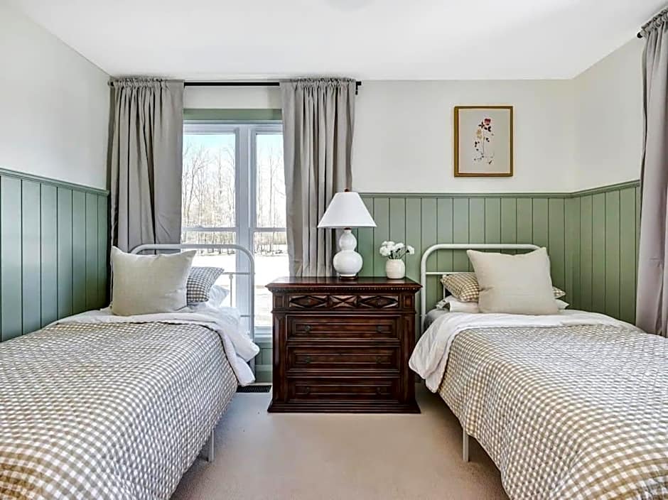 Gorgeous private retreat with hot tub