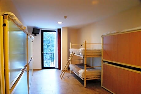 FAMILY ROOM (4 ADULTS)