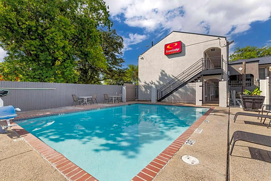 Econo Lodge Inn & Suites Near Lackland AFB
