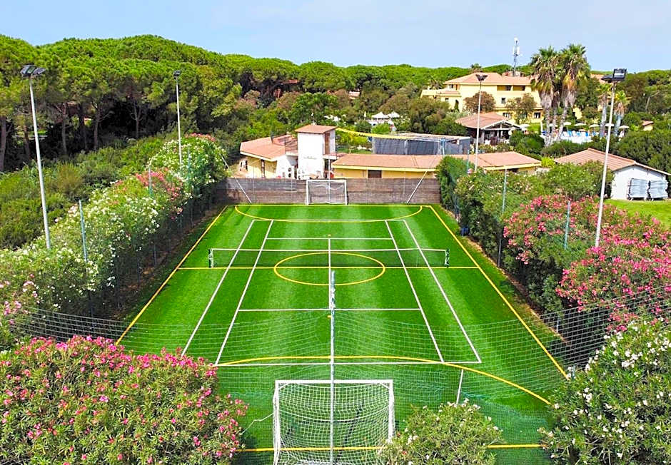 Hotel with swimming-pool in Arborea just 600 meters from the sea