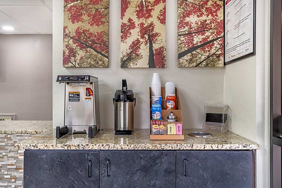 HomeTowne Studios by Red Roof Greenville