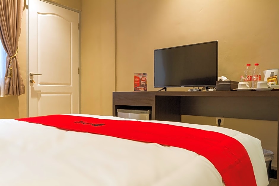 RedDoorz Plus @ Dipatiukur