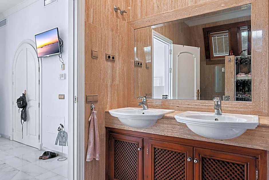 Stunning Infinity pool mansion in Mijas by Costarentals - Ref 85