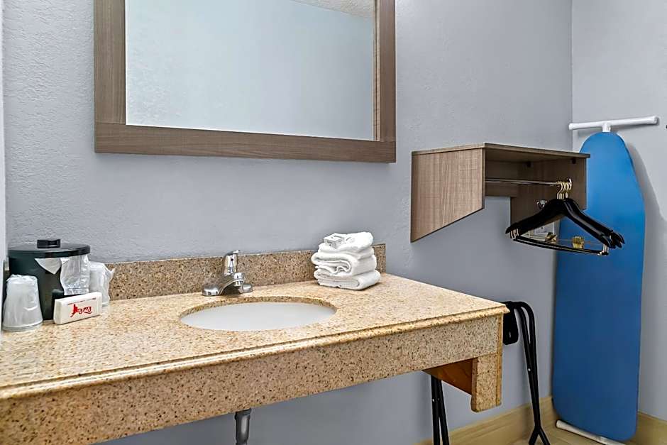 HomeTowne Studios by Red Roof Flint