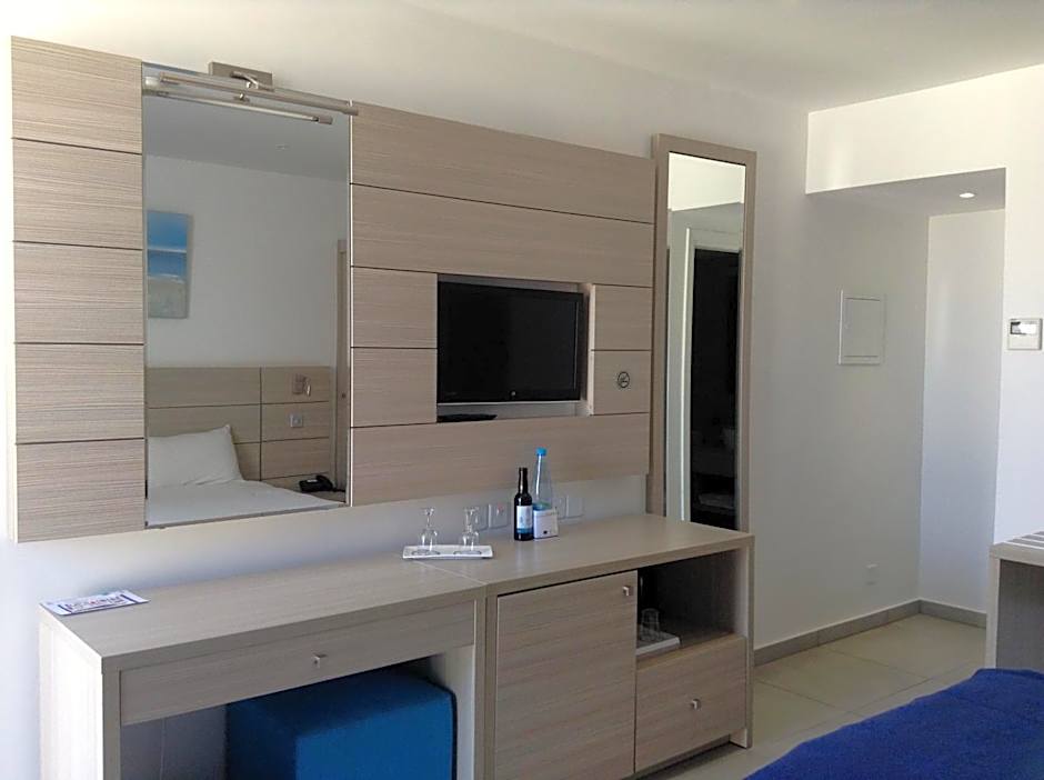 Limanaki Beach Hotel & Suites