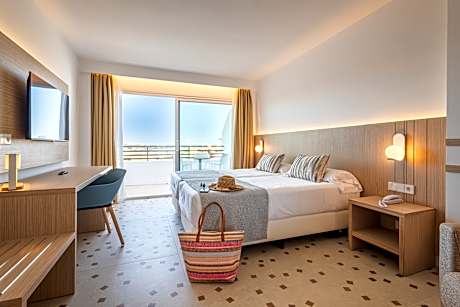 Double Room Select with balcony
Description: doble room with 2 single beds + 1 sofa bed up to 3 peop