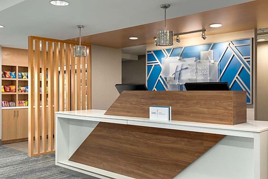 Holiday Inn Express & Suites North Fremont By IHG
