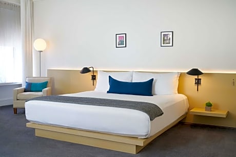 Deluxe King Room with Roll-In Shower - Disability Access