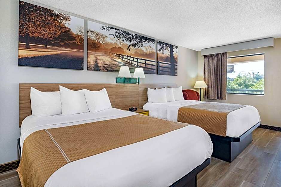 Days Inn by Wyndham Macon I-475