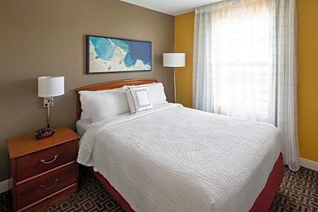 Two-Bedroom Suite with Roll-In Shower - Mobility/Hearing Accessible