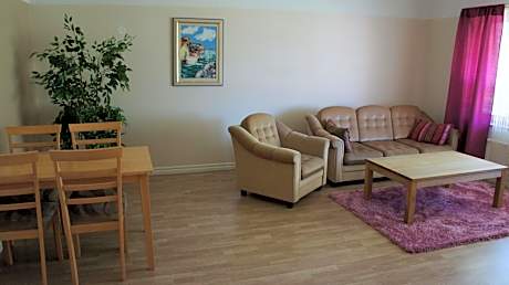 Family Room (2 Adults + 2 Children)